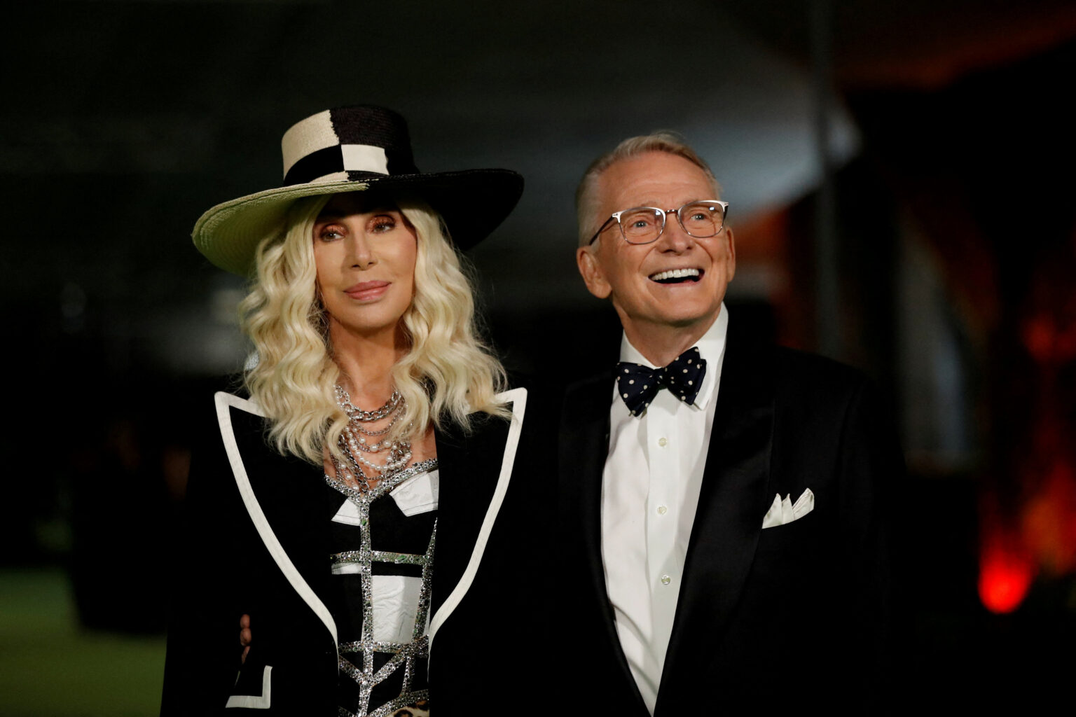 Muere Bob Mackie, el diseñador que convirtió a Cher y otras divas en íconos de la moda
